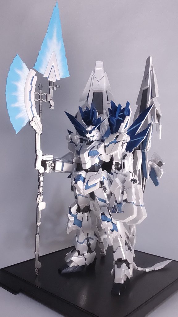 今回はデストロイモード固定で、ポーズも立ち姿のみのつもりで作成しました。関節固定こそしていないですが、武器はハイパービームジャベリンを接着してしまっています(持てないんよ)。ジャベリンは手持ちした時に地面まで届くように、柄を延長しました。