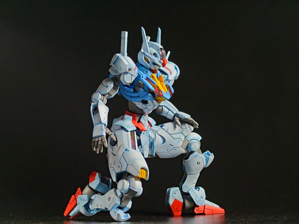 白は青立ち上げでホワイトをグラデーション塗装。イエローはガンダムカラー RX-78イエローブルーはMSライトブルーレッドはシャインレッドフライトユニットのメインカラーはガイアのダークブルーイッシュパープル シャドウを入れてスーパースムースクリアーでツヤを消しました。結構きつめのグラデーションを施したし実物は白に見えないくらい青いですが、写真だとあまり目立たないですね。もっときつめにグラデーション効かせても良かったかもしれません。デカールは面倒になったので使いませんでした。反省。
