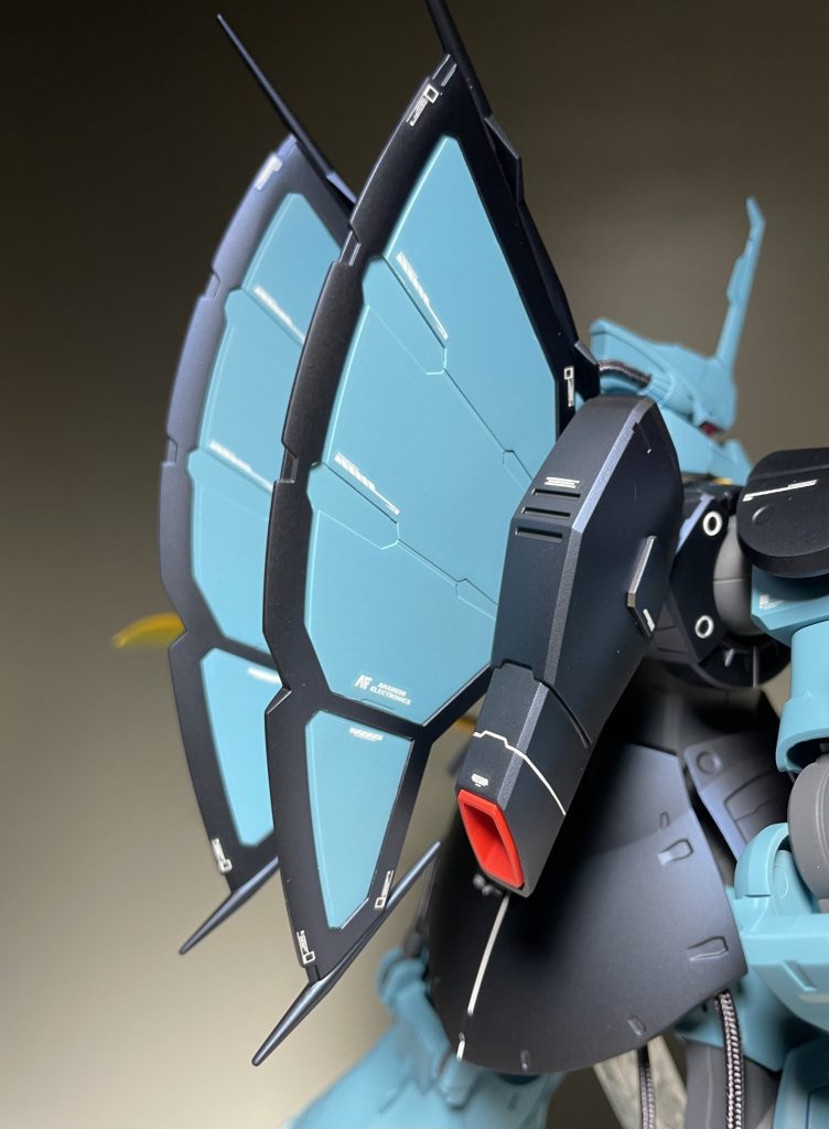 黒い、暗い部分のモールドって折角スジ彫が入ってるのに目立たないので、特段使い古した機体という設定よりかはリリース直後のイメージで作成してるので、大抵明るい色のスミ入れをしちゃいます。