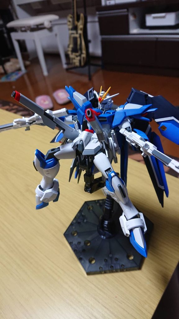 主な武装は変わらず、ヴァインパー3レールガン。そして高エネルギービームライフルを持っている。