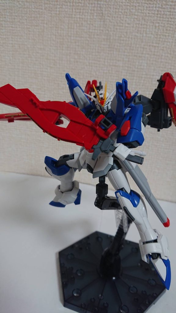 主翼兼大剣のフラマグラディウスを装備。実体剣としても使用ができるが柄部分を取り外しビーム刃を展開しビームソードとして使用もできる。