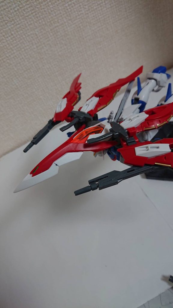 変形し巡航形態へ。翼に遠距離武装のダブルイグニスライフルをラック。MS状態でも使用可。