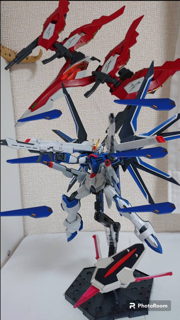 ゼンホウモンテンカイ!ハイマットフルバースト時はドラグーンとシルエットの砲門すべてからビームが発射される。マルチロックオンを使用するため基本的にロックオンしたものには確実に当たる。