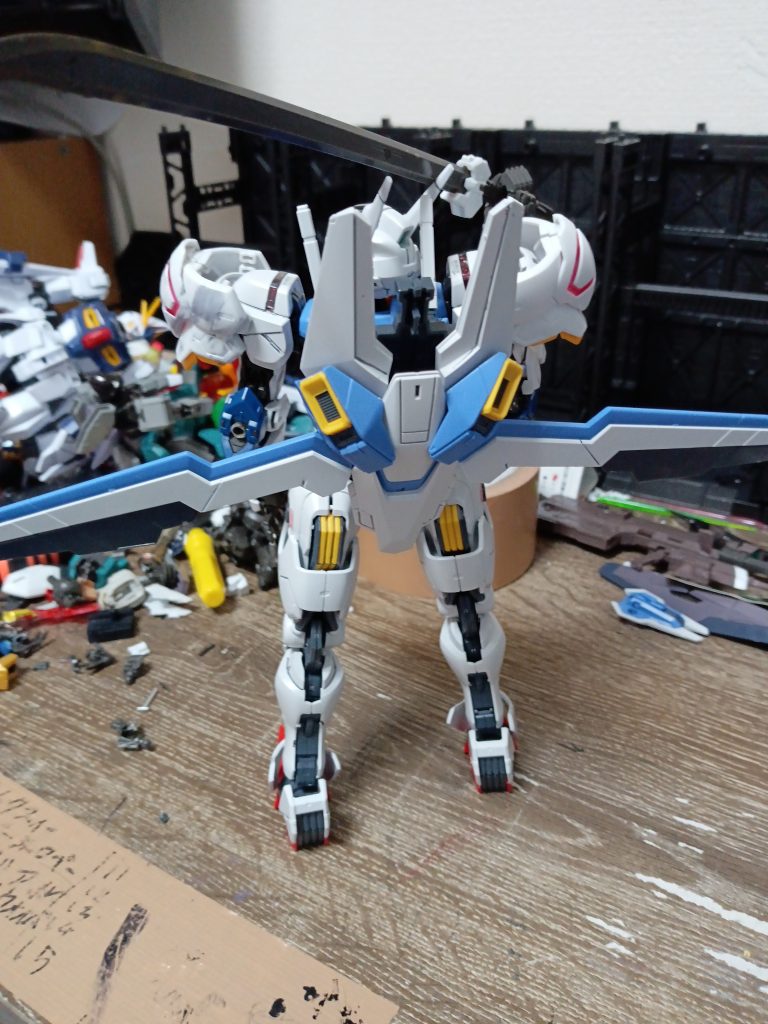 後ろにはシールドをバックパックにしたー