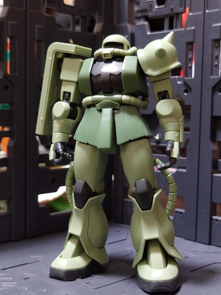 まずはキットのストレート組みになります。旧HGUCザクと比べると、スマートすぎると言うご意見を良く耳にしますが、単体だとそれほど違和感ありませんよね…ただファースト世代の(老害って言わないでw)私の好みに合わない部分がいくつか……今回はそこをマテリアル(プラ材やパテ)抜きで手を入れてみます。