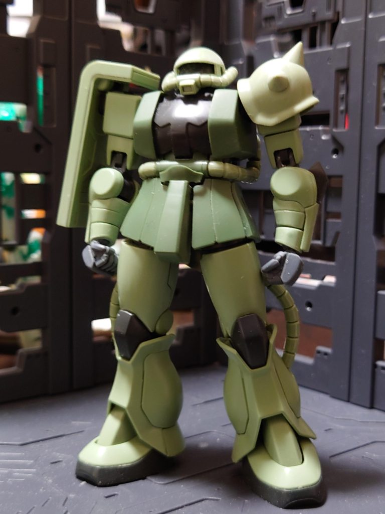 こちらが改修後になります。・頭部が丸すぎなので前方に向かって削る。・目立つC面を除去。・腕が長過ぎなので上腕部で1mm、手首1mm削って短縮。・膝関節の干渉部分を削って鳥脚気味に曲がる様に(これをやらないともう気が済まないのは病気ですねw)・下腕部後ハメ加工。・ショルダースパイクを気持ち尖らせ。