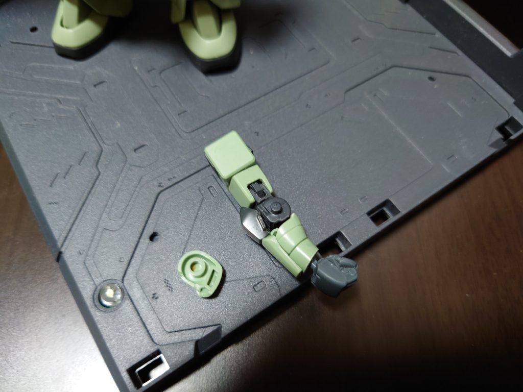 腕の後ハメ加工です。ニッパーで干渉部分カットして、タガネでモールドの分割ラインなぞって、アタリが付いたらへし折ります(笑)関節部なのでエナメルは使っていません。微妙に干渉するので元のダボは削り落としてますが、肘パーツと肘アーマーのダボで固定されるので特にポロリする事も無いと思われます。あ、手首はビルドナックルに変えています。