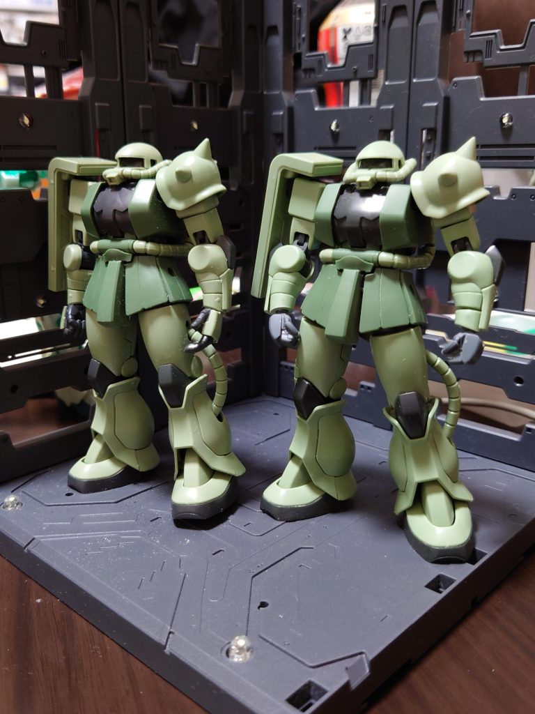 以上の小加工を行った結果の比較です。このキットの魅力は、低価格、可動域の広さ、そして入手のしやすさだと思います。この位の改造でバンバン量産するもあり、更にヘビーな改造を施して、派生機を制作するのもありですね。まだ、2024年最新作とはとても言えませんが、今年もザクを作り続けて行きたいと思います。もう2月ですが、本年もよろしくお願い申し上げます。最後までご覧いただき、ありがとうございました。