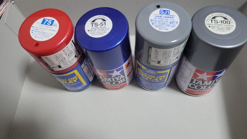 最後に今回使った色の紹介でも。SpecⅡの特徴であるグレーは呉海軍工廠標準色をチョイス。ブルーはウチでよく使うレーシングブルー。赤はベタにメタリックレッド。アロンダイトの剣先もSpecⅡはよく見るとグレーっぽくなってたので、通常のガンメタルよりグレーに近いガンメタルカラーで塗ってます。