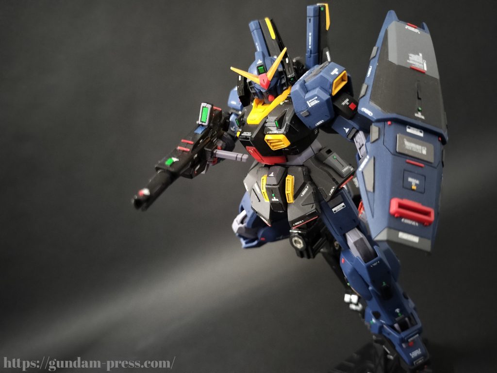 ここからは武装状態です。ここではビームライフルとシールドを装備。よく目にするガンダムMk-IIです。