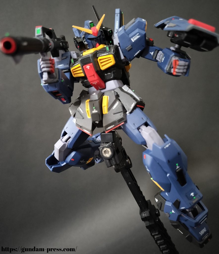 武装をビームライフルからハイパーバズーカへ換装です。ハイパーバズーカも少しAOZに寄せています(笑)