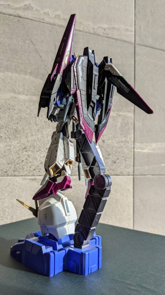 カラーリングはワインレッドとサックス系のブルーでオリジナルカラーに。