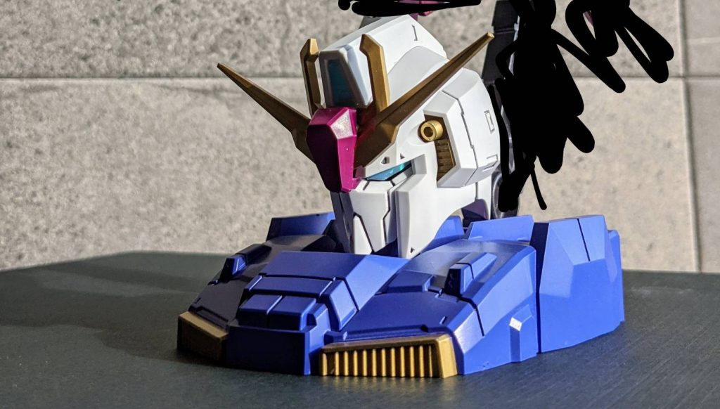 ヘッドディスプレイも一色成形ながらパーツ分割がしっかりされているので苦も無く塗り分け…マスキングテープ使ってないはずです。ツインアイやセンサー部は100均のオーロラ系折り紙を貼ってます。当時は雑誌付録が豪華だったなあ…