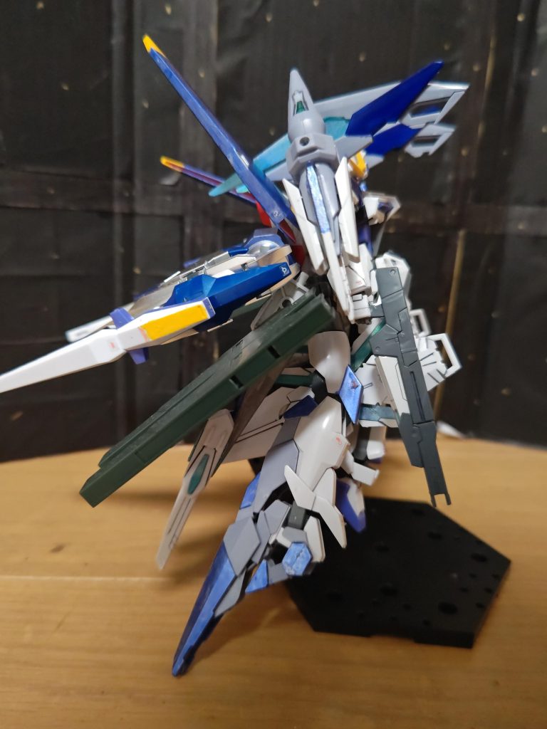 横から見たら重さで少し反ってますw武装付けすぎてポーズ着けにくくなった…