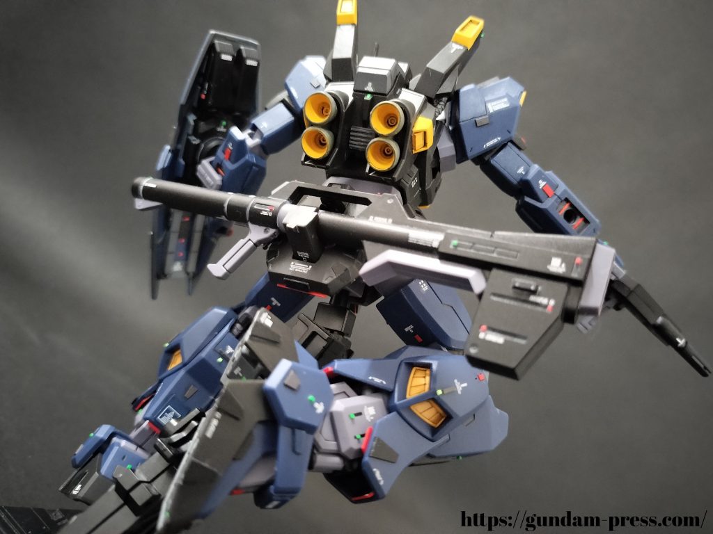 ハイパーバズーカを腰部に懸架させたフル装備状態です。重装感があり、可動域も広いので躍動感も出せた気がしています。