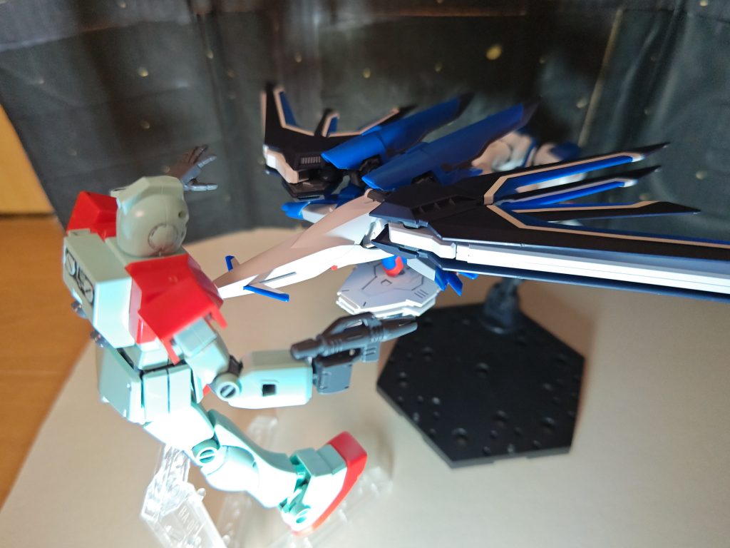 ジム「うわぁぁぁぁぁぁぁぁ！」キラ「もうやめろぉぉぉ！」SEEDの量産機のガンプラ持ってないのでとりあえずジムで。ではまた👋😉