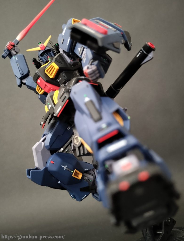 ビームライフルからビームサーベルに換装して斬り掛かって来るガンダムMk-IIをイメージしてのワンショットです。