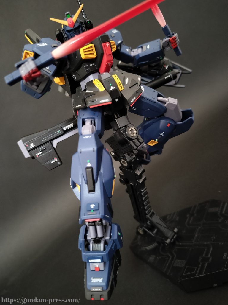 更にもう1本ビームサーベルを抜刀した二刀流状態へ・・・