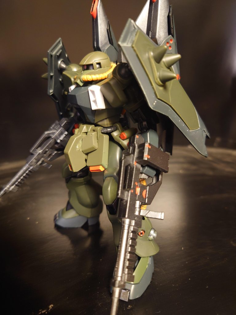 腕をグレイズに交換して120mmライフルを両腕に装備。両肩をザクファントムに交換して、防御面も可動式シールドでUP