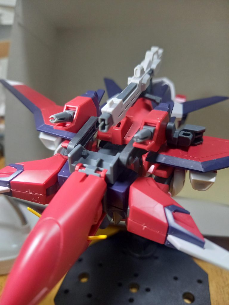 背中のビームガンみたいなモノの銃口をピンバイスで穴あけ