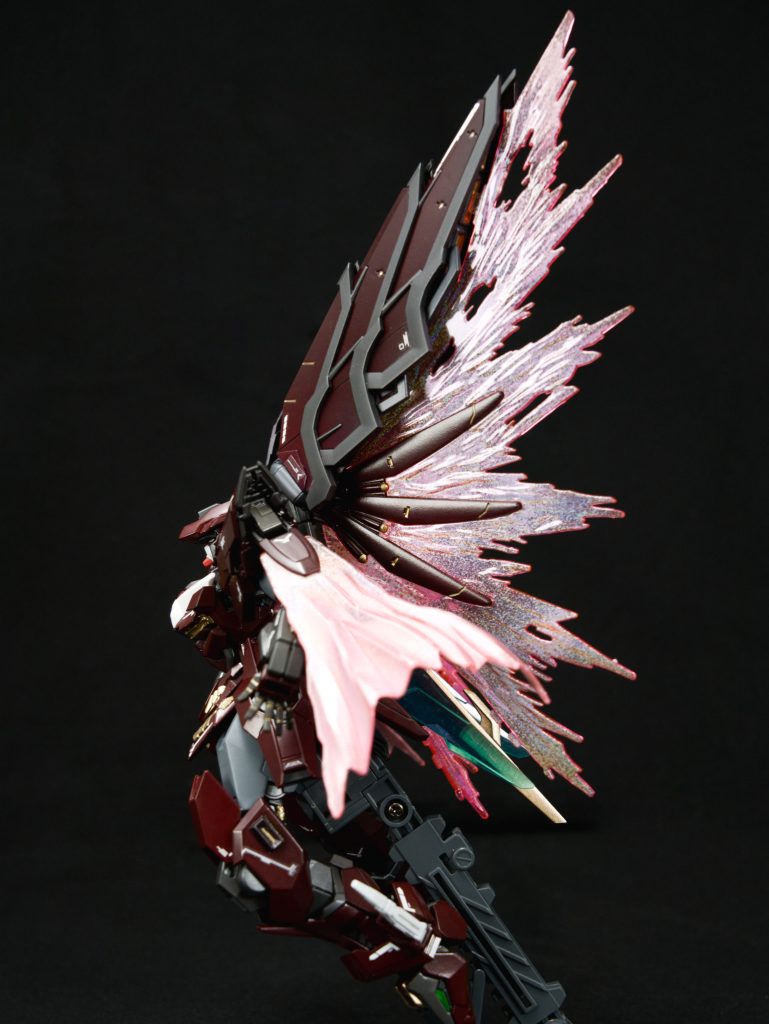 光の翼・ビームマント本機に爆発的な速度と防御を与える射撃兵装を持たないため斬撃時以外は核動力の大半を回した状態となる