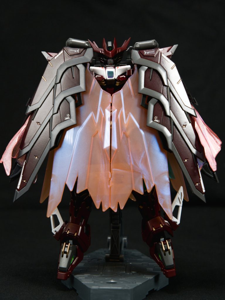 防御・移動形態ウイングを全面に展開しマントを形成元々のガンダニュウム製重装甲に加え防御に特化することで突撃時の耐久能力を大幅に上げる