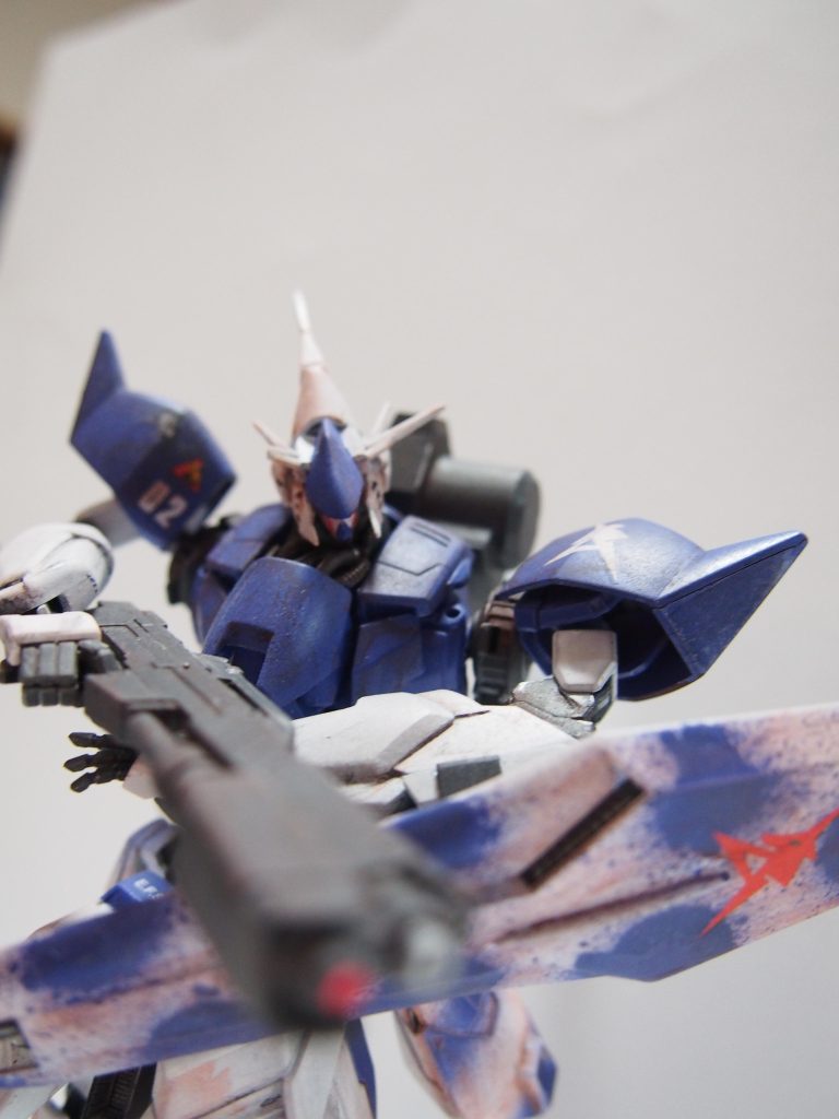 シールドのデザインを出渕先生のHi-νガンダムに寄せたかったのですが…缶スプレーでやるべきではなかったです(泣)