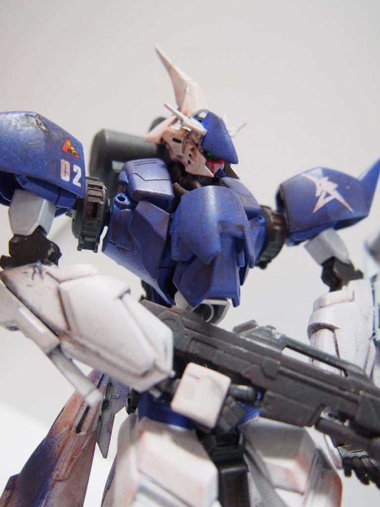 サザビーの意匠を取り込んだνガンダムの改良型、というなんとも図々しい設定の機体です。カラーはHi-νを意識しています。