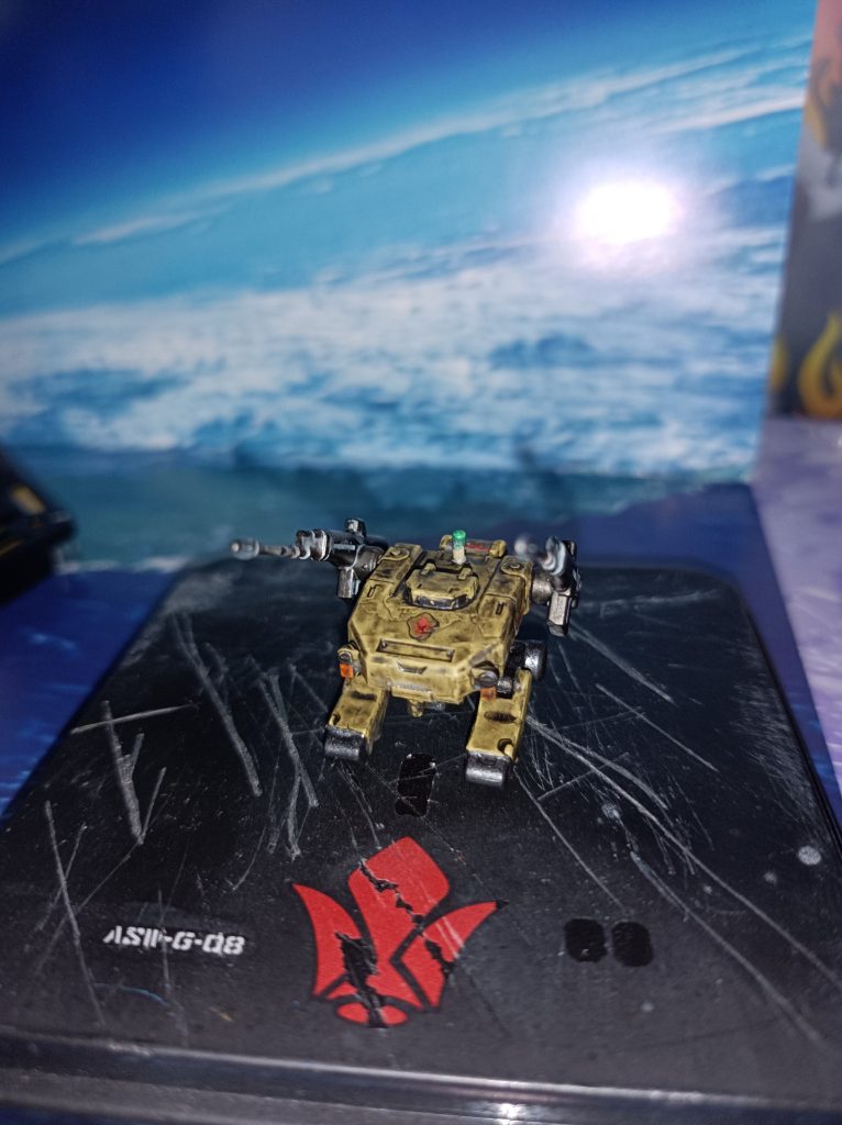 アホみたいにキズをつけたSDバルバトス用の台座。(自作)と、鉄華団設定のCGSモビルワーカー。デザインは、こっちのほうが好み。これも、ウェザリングしている。