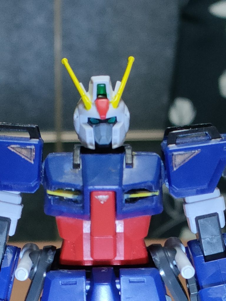 ゴーグルアイの代わりにツインアイシールを貼り付けはそのまま。胸部のエアインテークが粗い成型なので奥にスリットや黄色のフラップ取り付け、ツインアンテナも黄色に塗装。額のセンサーもデイトナグリーンに塗装しました。