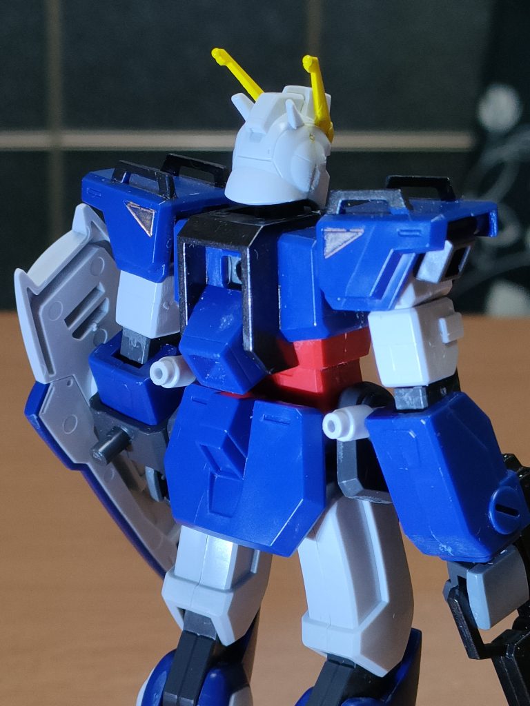 リア。後に販売されたHGCEやEGストライクと違って胴体のグレー成型のフレームパーツや両肩のストライカーパックマウントラッチが無い一体成型な為、そのパーツ部分を黒鉄色に塗装して区別し易く。古いプラモだから大雑把な一体成型がよく見ると分かるから色分け。