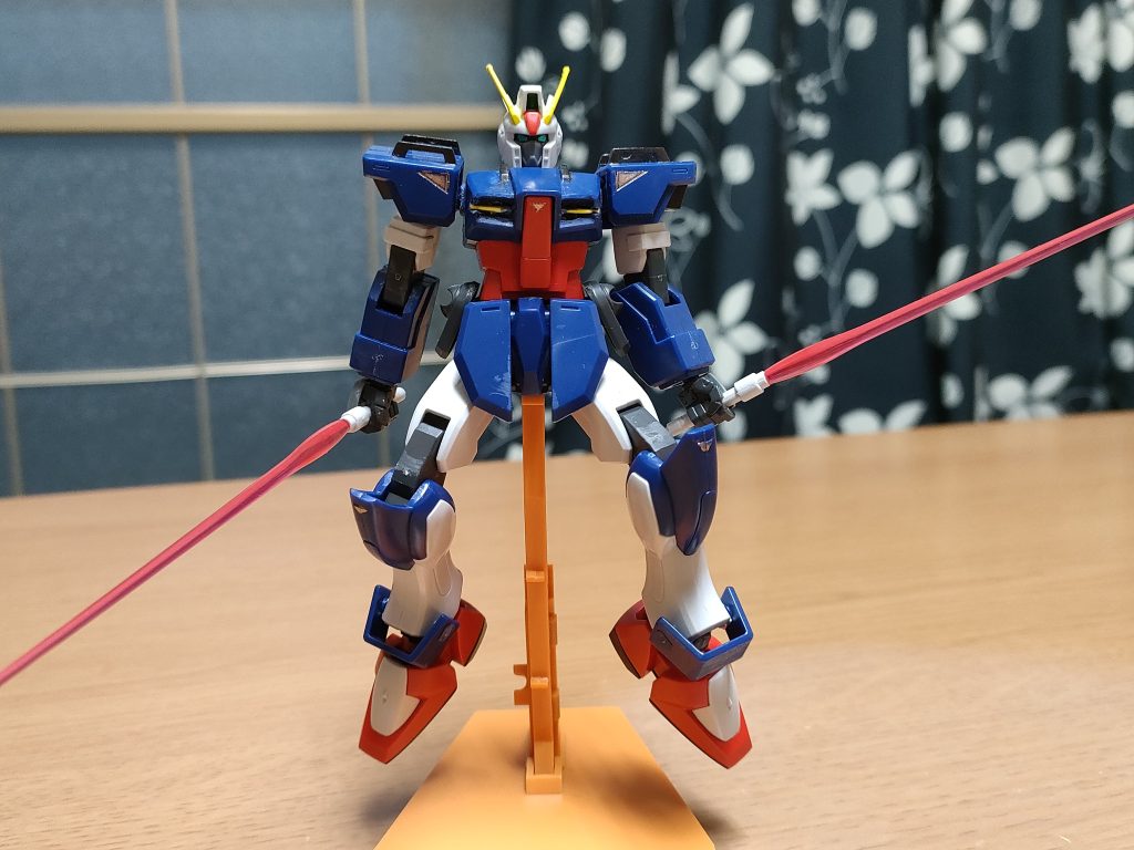 ビームサーベル二刀流。サーベルは腰アーマーにマウント出来る為、エールストライカーを必要とせず対PS装甲格闘が可能。後の連合量産機に受け継がれた仕様である。