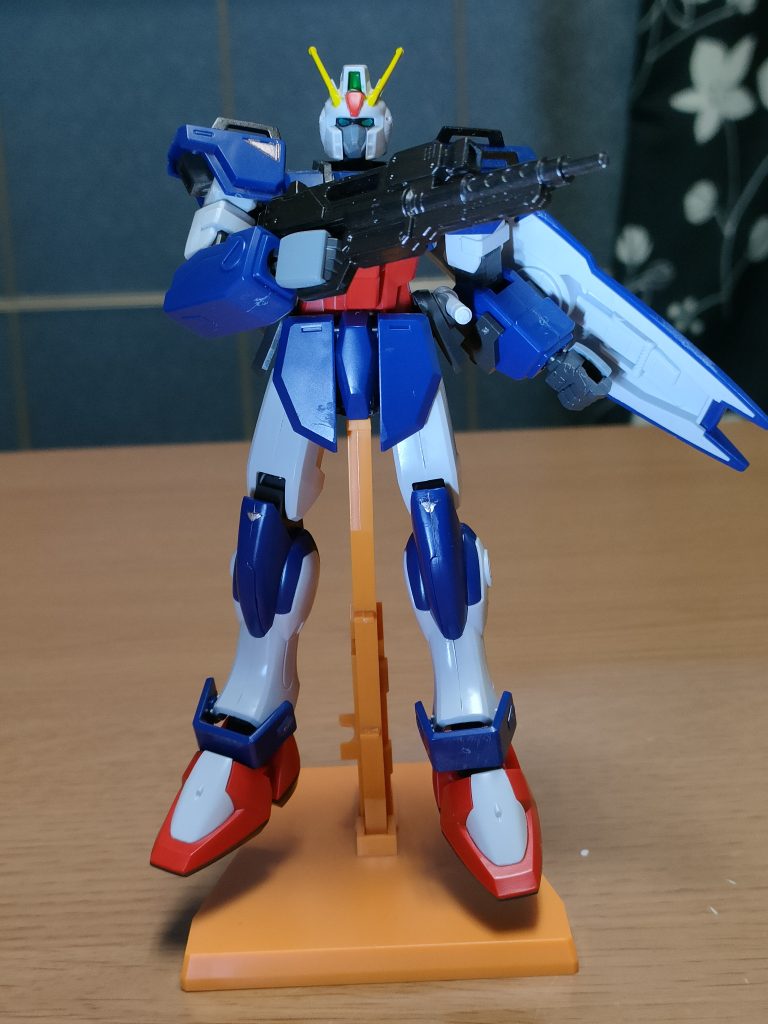 ビームライフルとビームシールド装備。シールドはダガーLにも装備された小型のもの。ライフルはビームと実体弾の切り替えを検討したが、実現出来なかったもので、実弾仕様を思わせる面影が残る意匠をしてる。