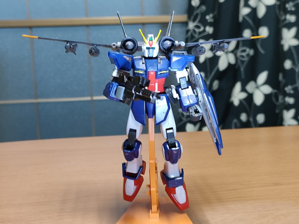 ジェットストライカー装備。後発販売のウィンダム付属のジェットストライカーとも特に違和感なく背負う事出来ました。