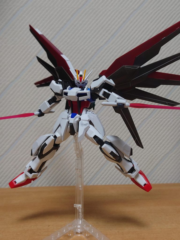 データとりで修復複製したフリーダムのバッグパックを装備することにより自立飛行も可能でストライカーと併用することによりオリジナルを上回る性能を引き出すことが可能となります。