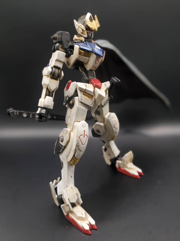 主な加工は・胴体延長＋真鍮線でのディティールアップ・丸モールド追加・右側のアンテナ欠損・左足に角モールド追加