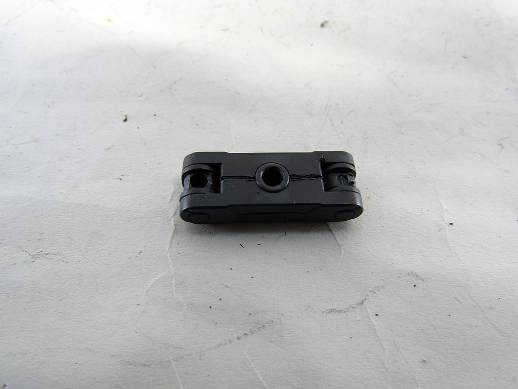 ちなみに、バックパックからでている凸は３ｍｍより細かったため、アーム裏側のモールドをピンバイスで少しずつ増径しました。左が増径後、右が元のモールドです。