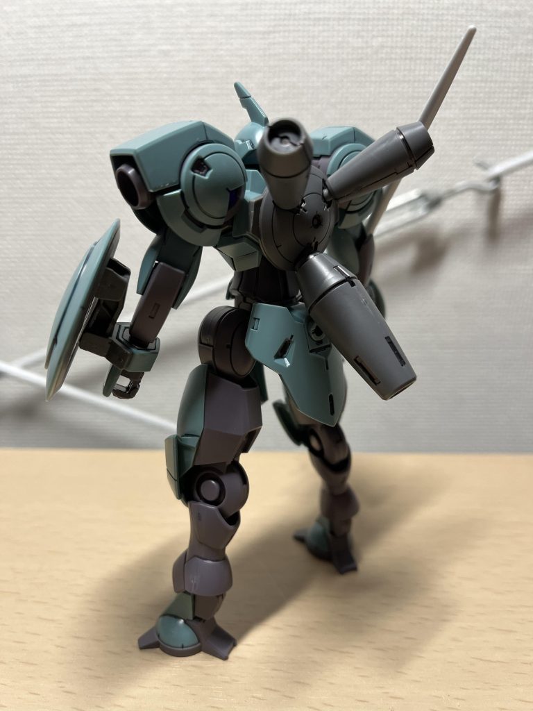 腰のリアアーマーに穴があるので、そこに追加武装を懸架できそうと思わせといて、バックパックが邪魔で実際は何も付けれないという。