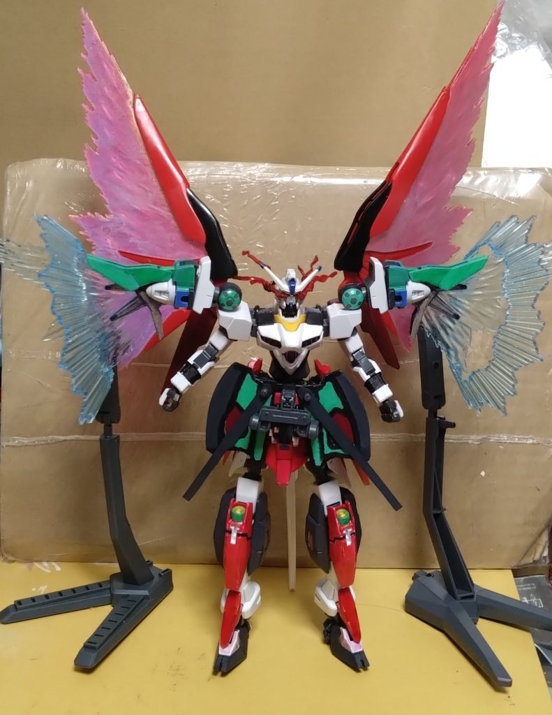 ガンダムリベロ-アンラッシュモード-かけられていたいくつかの制限を解除したことで機動力、戦闘能力を飛躍的に向上させたノーマル時のリベロの隠されたモード。制限をかけていた両肩のリベロドライヴユニットと背面のビームウイングを同時に展開することでスピードはノーマル時よりも上がり、『トランザム』と『ヴォワチュール・リュミエール』を同時に発動。通常よりも遥かに超える性能に加え、更なる力をも解放。とあるリミッターを解除することで驚異的な戦闘能力を発揮し、より高い力を生み出す。その力の正体、それは『阿頼耶識』によるリミッター解除である。そのリベロの姿はまさに獣…かもしれない。ちなみに、『アンラッシュ』とは『解放』や『制限を無くす』というそのままの意味。リベロには『阿頼耶識』が搭載されている設定ですが、パイロットに影響が出ない…等の高度な技術による対策が施されている設定でもあります。 ビームウイング展開時ですが、ウイングが外れそうだったのでスタンドで支えての撮影になりました。