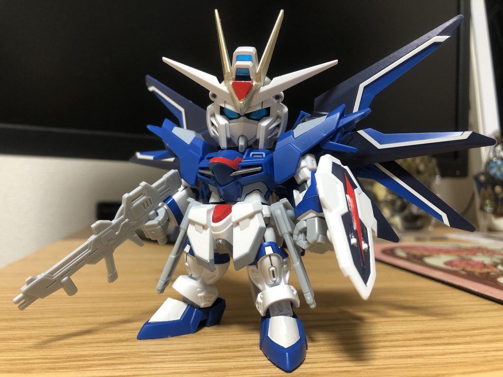 正面から。がっつりシール多めですが、貼って遠目から見る分には全然アリだなーと…アンテナと近接砲だけガンダムマーカーで塗り塗りしてます。