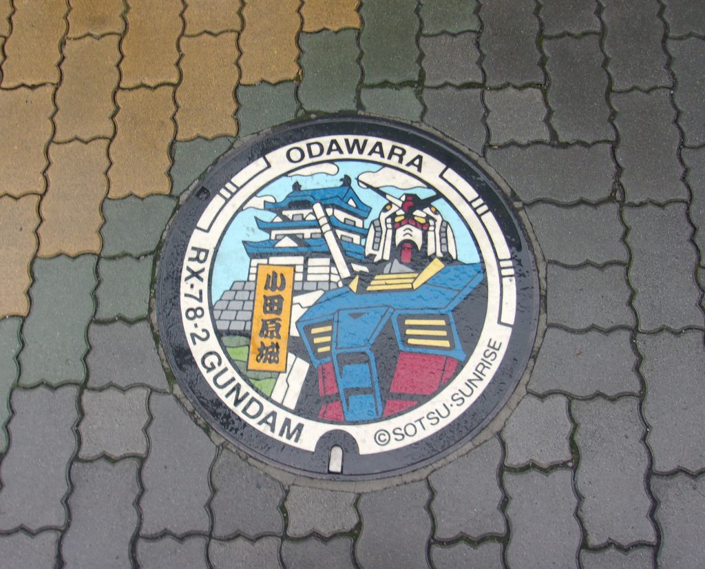 小田原駅近くの商店街にあるガンダムマンホール。小田原市は富野由悠季監督の出身地だそうです。