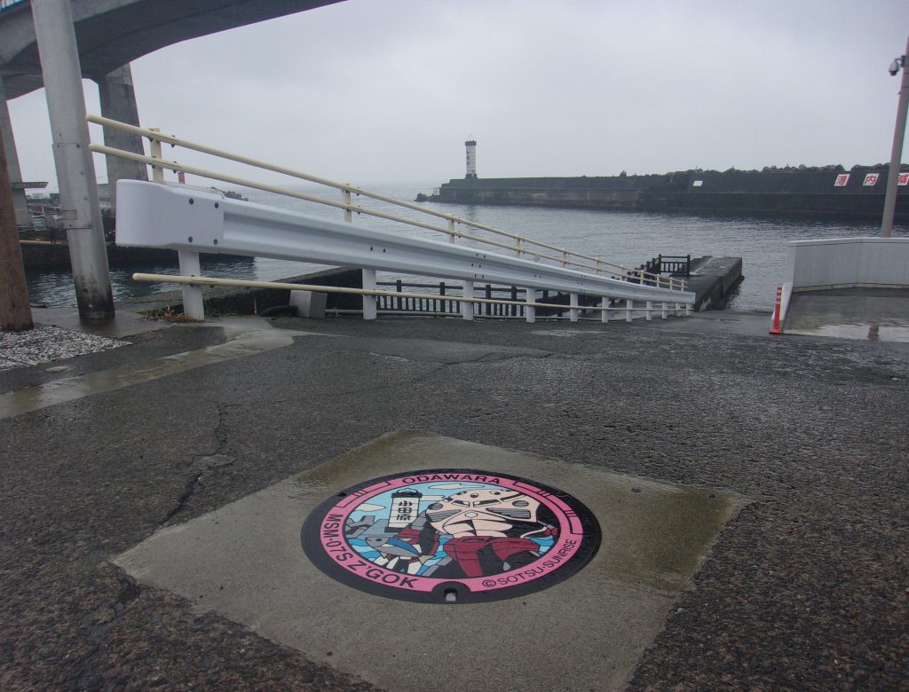 マンホールは市場の反対側、本物のちょうちん灯台が見える場所に設置されています。