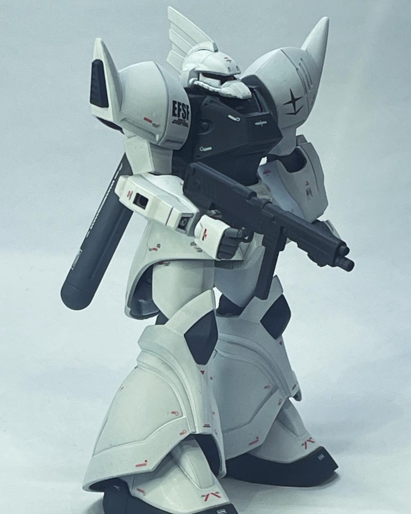 ちなみにカラーリング配色はクールホワイトとダークブルーです。スリッパはジャーマングレイ、関節やランドセルはニュートラルグレー(安定