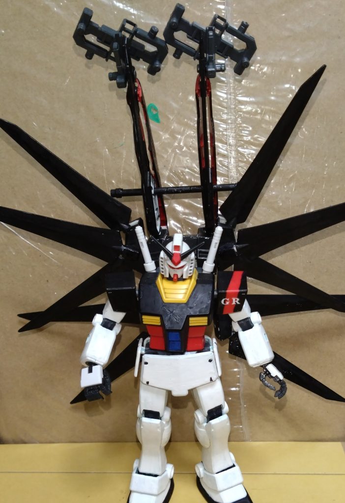 イクシードレイブンの『イクシードストライカー』。長時間の飛行ができ、驚異的なスピードによる戦闘を得意とする。回転式ビームサーベル兼ビームシールドが使用可能。