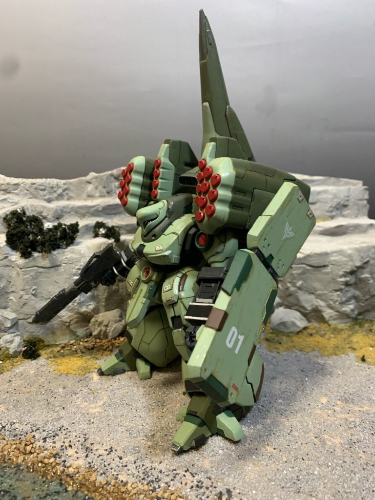 シールドは、ギラ・ドーガの意匠を継いでいる格好良い形状です。