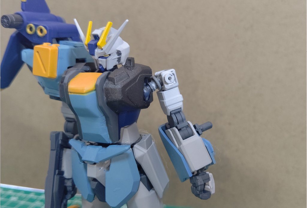 HGCEストライクの肩部パーツだとアサルトシュラウド(胴)と干渉してしまうのでEGストライクの肩を移植、二軸ボールジョイントにして延長しています。要望があれば製作方法投稿します。