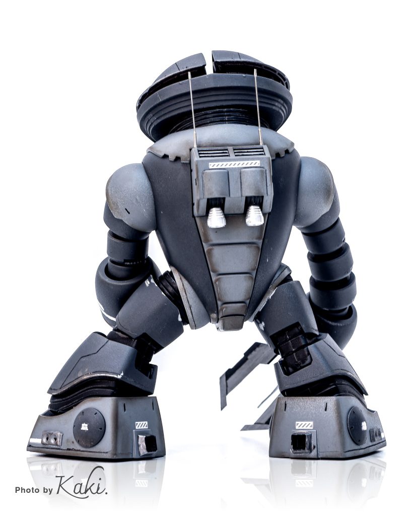 バックパックにメタルパーツのアンテナを装着。