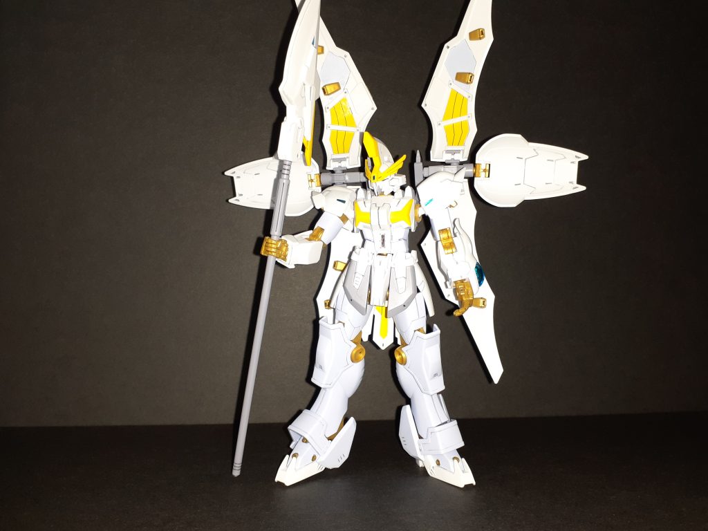 クロークを開くとシルエットが変わって面白い