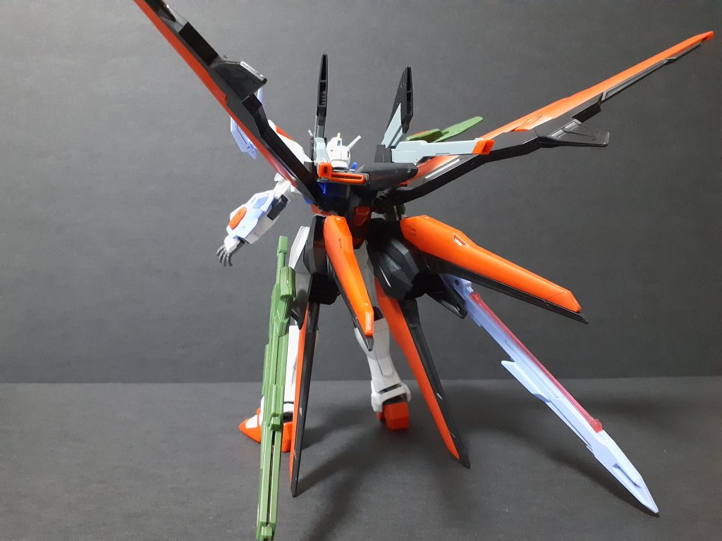 ドラグーンが若干厚みがあるのでボリュームがやばい。おかげで股間スタンド穴ではなくバックパックにスタンドジョイントを付ける仕様に。