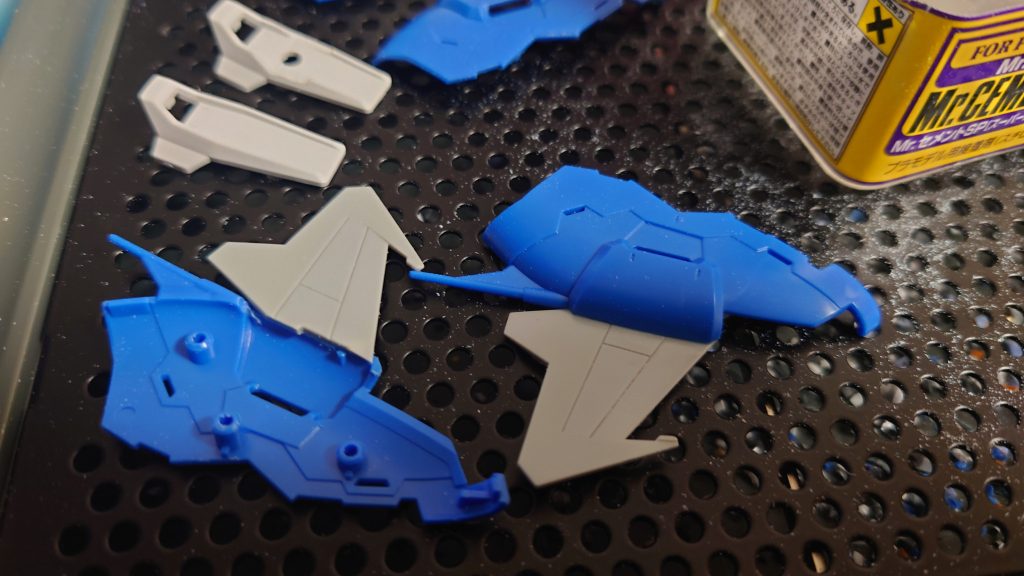 ファンネルコンテナが寂しかったのでノワールストライカーから一部パーツを拝借。サイドスカートには刀の鞘をはめ込む穴を開けました。